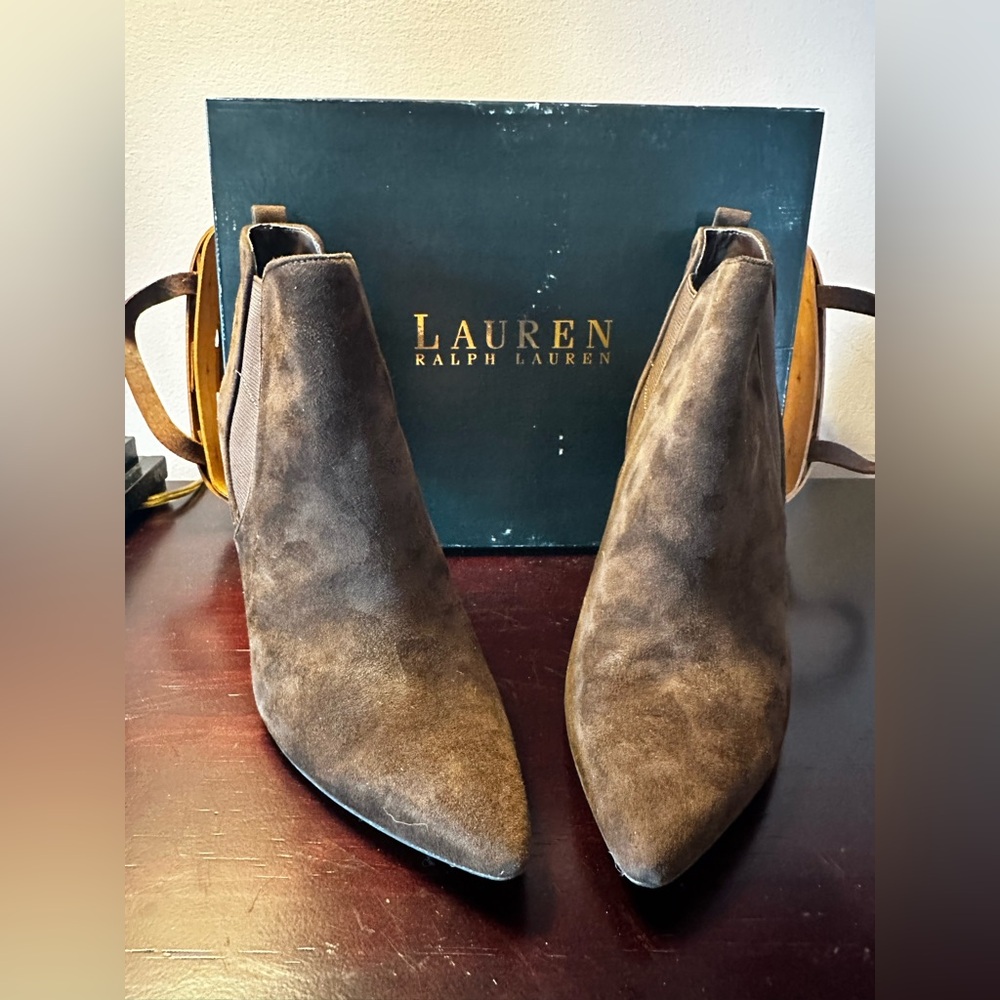 Lauren by Ralph Lauren Size 7/7.5
Verla Dark Brown Kidsuede